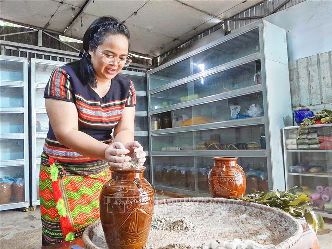 Chị Điểu Thị Xia (xã Bom Bo, tỉnh Đồng Nai) đang chế biến rượu cần. Ảnh: Nhật Bình – TTXVN