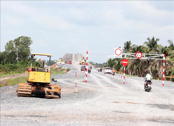 Khẩn trương hoàn thiện đường dẫn cầu Đại Ngãi 2 cho người dân và phương tiện lưu thông an toàn qua cầu từ ngày 1/8. Ảnh: Trung Hiếu - TTXVN