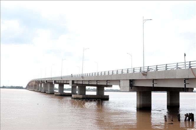 Cầu Đại Ngãi 2 đang được khẩn trương hoàn thiện để cho người dân và phương tiện lưu thông an toàn qua cầu từ ngày 1/8. Ảnh: Trung Hiếu - TTXVN