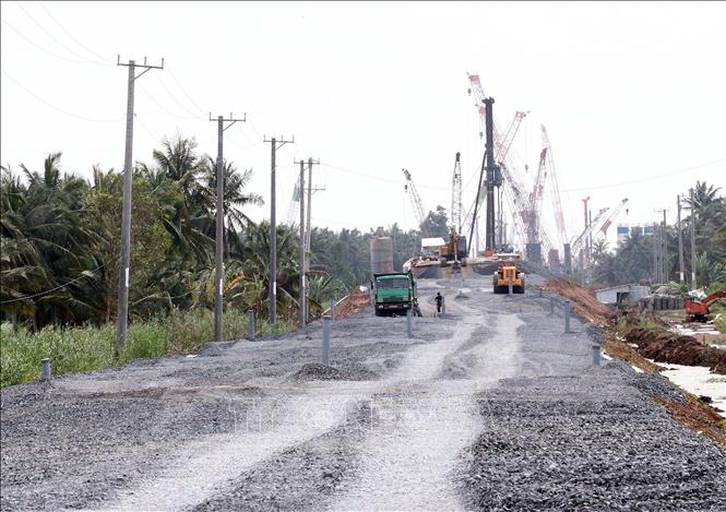 Trong khi cây cầu Đại Ngãi 2 đã chuẩn bị thông xe thì cầu Đại Ngãi 1 nối Cù Lao Dung với Trà Vinh (cũ) đang bắt đầu. Ảnh: Trung Hiếu - TTXVN