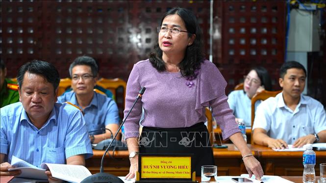 Bà Huỳnh Vương Hiếu, Bí thư Đảng ủy xã Dương Minh Châu, tỉnh Tây Ninh, báo cáo về công tác xây dựng văn kiện Đại hội Đảng bộ xã. Ảnh: Minh Phú – TTXVN