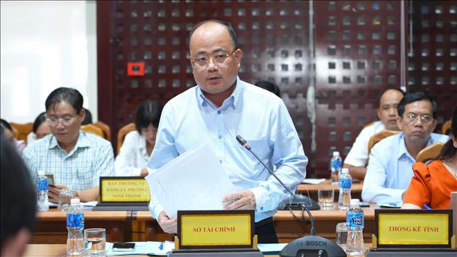 Ông Trần Văn Vũ, Phó Giám đốc Sở Tài chính tỉnh Tây Ninh đóng góp ý kiến cho văn kiện Đại hội Đảng bộ các xã, phường về các chỉ tiêu phát triển kinh tế. Ảnh: Minh Phú - TTXVN