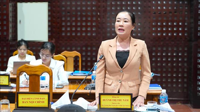 Bà Huỳnh Thị Thu Năm, Phó Trưởng Ban Tuyên giáo và Dân vận Tỉnh ủy Tây Ninh đóng góp ý kiến cho văn kiện Đại hội Đảng bộ các xã, phường về công tác xây dựng Đảng. Ảnh: Minh Phú – TTXVN