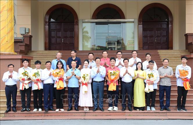 Các đồng chí lãnh đạo tỉnh Bắc Ninh, ngành Giáo dục và Đào tạo chụp ảnh lưu niệm cùng học sinh đạt thành tích cao tại Olympic quốc tế, khu vực và nghệ sỹ đạt giải Vàng Liên hoan nghệ thuật châu Á 2025. Ảnh: Thái Hùng- TTXVN