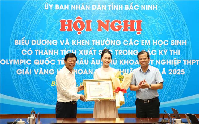 Lãnh đạo tỉnh Bắc Ninh trao Bằng khen cho em Nguyễn Thị Minh Ngọc, đạt giải Vàng Liên hoan nghệ thuật châu Á 2025. Ảnh: Thái Hùng- TTXVN
