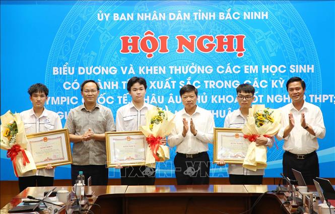Các đồng chí lãnh đạo tỉnh Bắc Ninh trao Bằng khen cho học sinh đoạt giải tại các kỳ thi Olympic khu vực. Ảnh: Thái Hùng- TTXVN