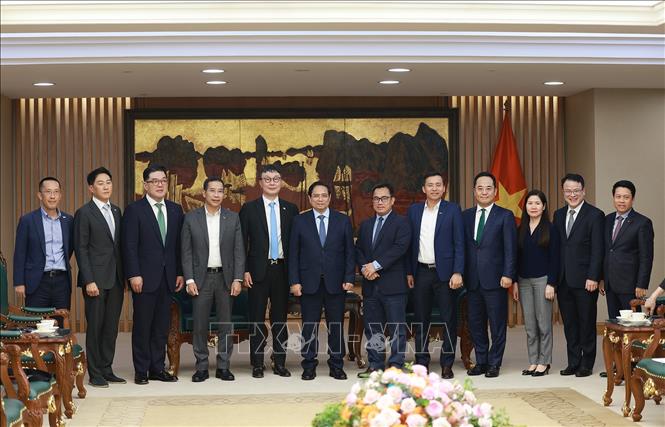 Thủ tướng Phạm Minh Chính tiếp ông Hyoung Nyon Kim, Phó Chủ tịch Tập đoàn Dunamu và ông Lee Eunhung, Phó Chủ tịch Tập đoàn Hana của Hàn Quốc. Ảnh: Dương Giang-TTXVN