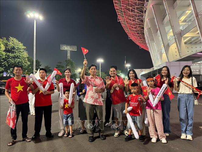 Cổ động viên Việt Nam đến sân cổ vũ. Ảnh: Đỗ Quyên-PV TTXVN tại Indonesia