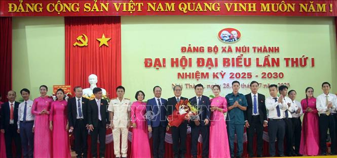 Ra mắt Ban Chấp hành Đảng bộ xã Núi Thành nhiệm kỳ 2025 - 2030. Ảnh: Trần Tĩnh - TTXVN