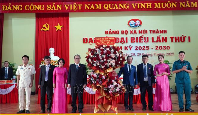 Lãnh đạo thành phố Đầ Nẵng tặng hoa chúc mừng Đại hội. Ảnh: Trần Tĩnh - TTXVN                            