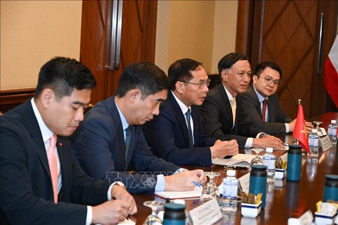 Phó Thủ tướng, Bộ trưởng Ngoại giao Bùi Thanh Sơn (giữa) và Đại sứ Việt Nam tại Thái Lan Phạm Việt Hùng (thứ hai từ trái sang) tại cuộc gặp với Bộ trưởng Ngoại giao Thái Lan. Ảnh: TTXVN phát