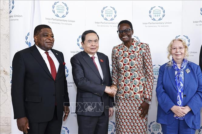 Chủ tịch IPU Tulia Ackson (thứ hai, từ phải sang) và Tổng Thư ký IPU Martin Chungong (ngoài cùng, bên trái)  đón Chủ tịch Quốc hội Trần Thanh Mẫn dự Lễ khai mạc Hội nghị các Chủ tịch Quốc hội Thế giới lần thứ 6. Ảnh: Doãn Tấn – TTXVN