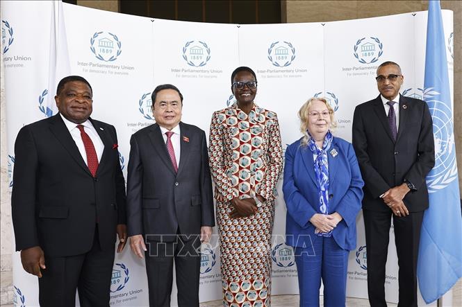 Inter-Parliamentary Union (IPU)’s President Tulia Ackson and IPU Secretary General Martin Chungong welcome National Assembly Chairman Tran Thanh Man to the opening ceremony of the 6th World Conference of Speakers of Parliament. VNA Photo: Doãn Tấn