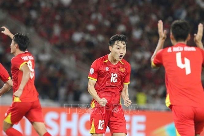 Công Phương bắt vô-lê, ghi bàn thắng mở tỷ số cho U23 Việt Nam. Ảnh: TTXVN phát
