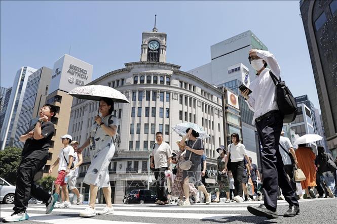 Người dân di chuyển dưới trời nắng nóng tại Tokyo, Nhật Bản. Ảnh: Kyodo/TTXVN