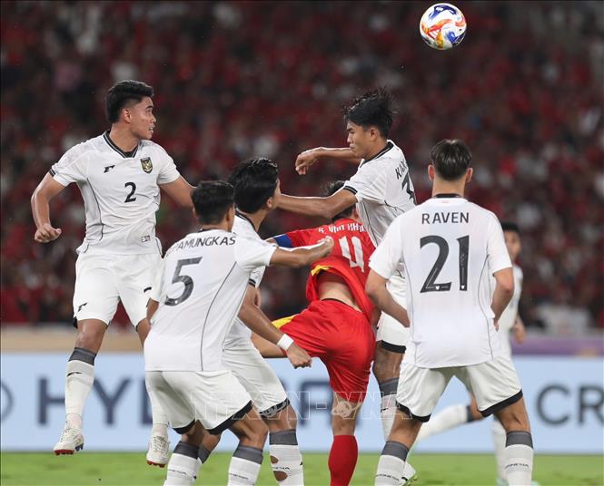 Hiểu Minh (U23 Việt Nam) trong vòng vây 5 cầu thủ U23 Indonesia. Ảnh: TTXVN phát
