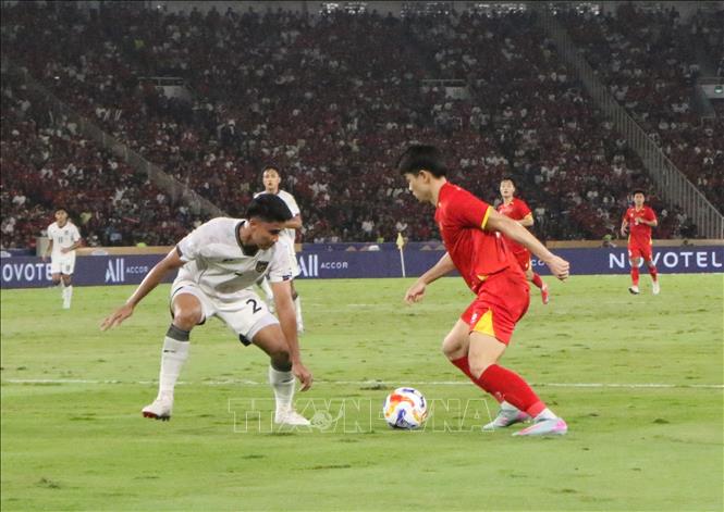 Công Phương xử lý bóng trước vòng cấm địa đội tuyển U23 Indonesia. Ảnh: Văn Phong - PV TTXVN tại Indonesia