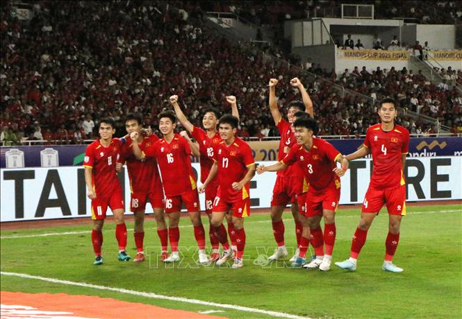 Các cầu thủ U23 Việt Nam ăn mừng bàn thắng mở tỷ số 1-0 của Công Phương ở phút 36. Ảnh: Văn Phong - PV TTXVN tại Indonesia