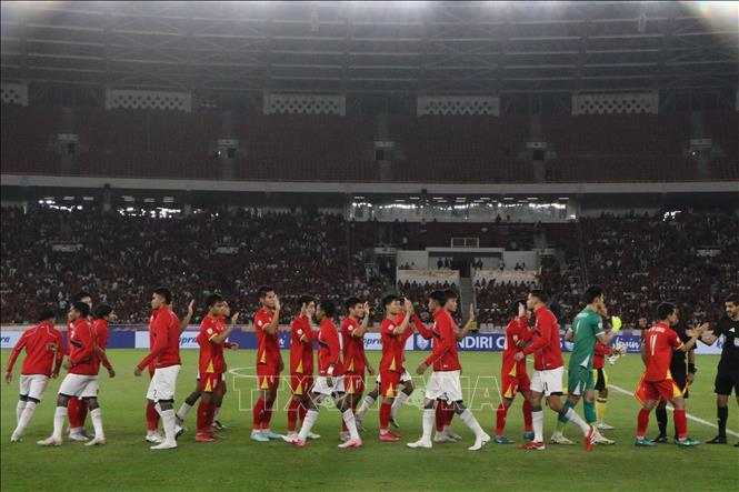 Đội tuyển U23 Indoneia bắt tay đội tuyển U23 Việt Nam trước khi bắt đầu trận đấu. Ảnh: Văn Phong - PV TTXVN tại Indonesia
