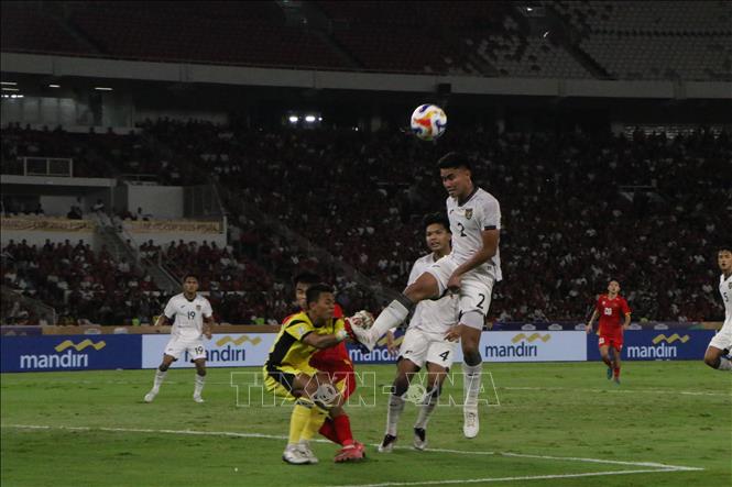 Cầu thủ U23 Indonesia nỗ lực phá bóng trước cầu môn đội nhà. Ảnh: Văn Phong - PV TTXVN tại Indonesia