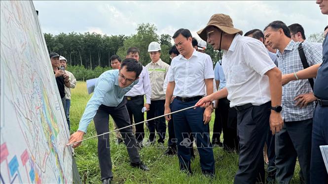 Phó Chủ tịch UBND Thành phố Hồ Chí Minh Bùi Xuân Cường (áo trắng, giữa) khảo sát sơ đồ tuyến hướng trên thực địa. Ảnh: Đoàn Mạnh Dương-TTXVN