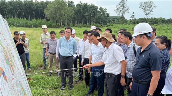 Phó Chủ tịch UBND Thành phố Hồ Chí Minh Bùi Xuân Cường (áo trắng, giữa) khảo sát sơ đồ tuyến hướng trên thực địa. Ảnh: Đoàn Mạnh Dương-TTXVN