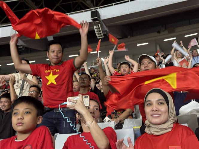 Cổ động viên Việt Nam cổ vũ nhiệt tình trên khán đài. Ảnh: Đỗ Quyên - PV TTXVN tại Indonesia
