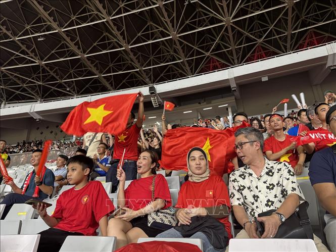 Cổ động viên Việt Nam cổ vũ nhiệt tình trên khán đài. Ảnh: Đỗ Quyên - PV TTXVN tại Indonesia