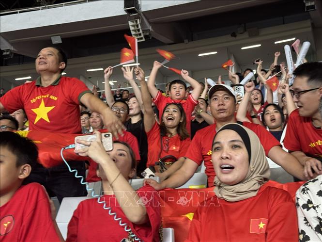 Cổ động viên Việt Nam cổ vũ nhiệt tình trên khán đài. Ảnh: Đỗ Quyên - PV TTXVN tại Indonesia

