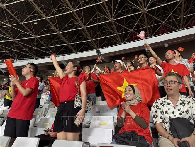 Cổ động viên Việt Nam cổ vũ nhiệt tình trên khán đài. Ảnh: Đỗ Quyên - PV TTXVN tại Indonesia

