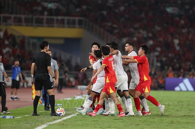 Trận đấu khá căng thẳng với nhiều pha phạm lỗi của cầu thủ hai đội. Ảnh: TTXVN phát

