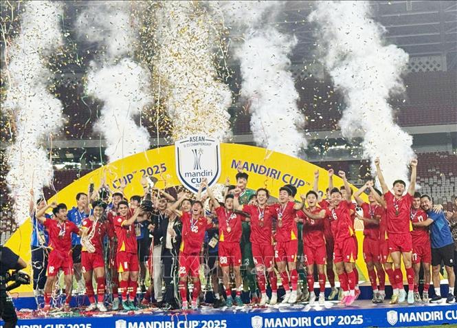Các cầu thủ U23 Việt Nam hân hoan nâng cao cúp vô địch U23 Đông Nam Á 2025 trên sân Gelora Bung Karno. Ảnh: Văn Phong - PV TTXVN tại Indonesia
