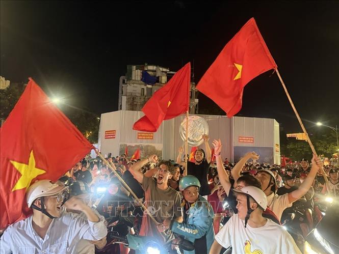 Người dân mang theo cờ Tổ quốc tập trung về khu vực Quảng trường Đông Kinh Nghĩa Thục để mừng chiến thắng. Ảnh: An Đăng - TTXVN
