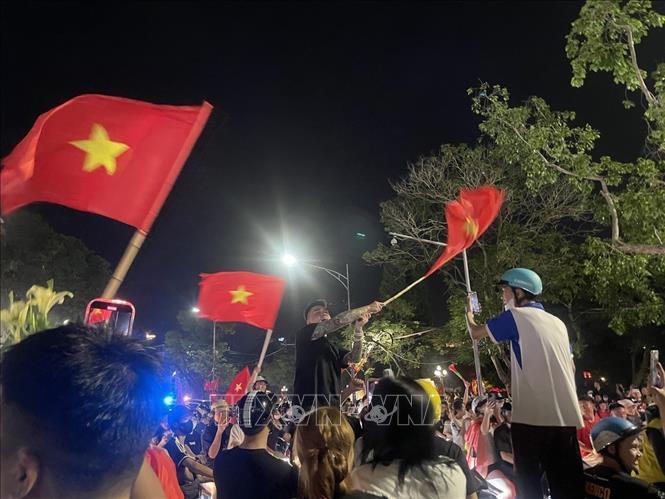 Người dân mang theo cờ Tổ quốc diễu hành trên các tuyến phố Hà Nội để mừng chiến thắng. Ảnh: An Đăng - TTXVN