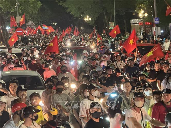 Người dân mang theo cờ Tổ quốc tập trung về khu vực Quảng trường Đông Kinh Nghĩa Thục để mừng chiến thắng. Ảnh: Minh Quyết - TTXVN