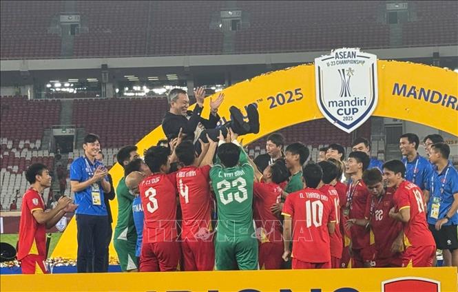 Các cầu thủ và Ban huấn luyện hân hoan mừng chức vô định U23 Đông Nam Á 2025 trên sân Gelora Bung Karno. Ảnh: Đỗ Quyên - PV TTXVN tại Indonesia

