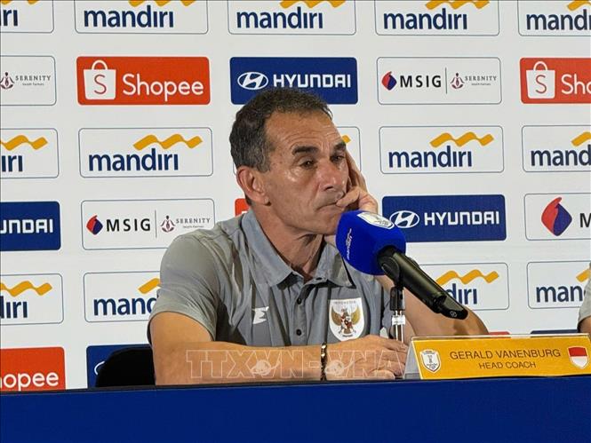 HLV U23 Indonesia Gerald Vanenburg phát biểu tại họp báo sau trận đấu. Ảnh: Đỗ Quyên - PV TTXVN tại Indonesia
