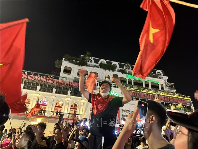 Người dân đổ ra khắp các tuyến phố Hà Nội ăn mừng chiến thắng của đội tuyển U23. Ảnh: Minh Quyết - TTXVN