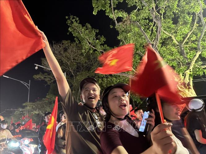 Người dân đổ ra khắp các tuyến phố Hà Nội ăn mừng chiến thắng của đội tuyển U23. Ảnh: Minh Quyết - TTXVN
