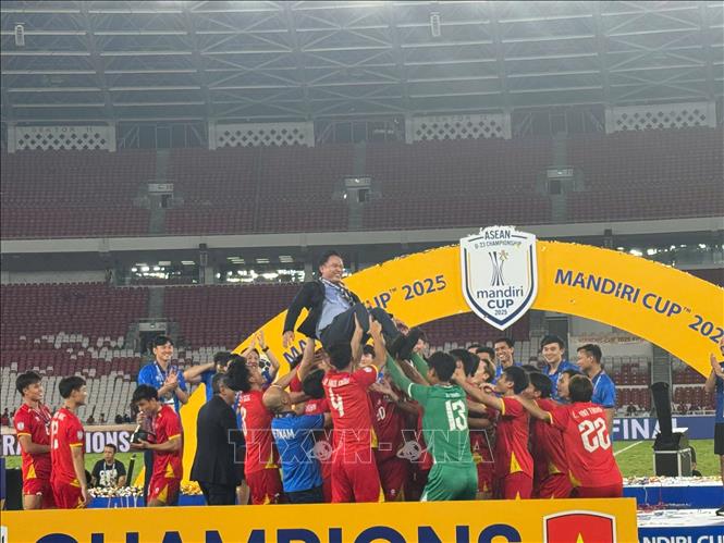 Các cầu thủ và Ban huấn luyện hân hoan mừng chức vô địch U23 Đông Nam Á 2025. Ảnh: Đỗ Quyên - PV TTXVN tại Indonesia
