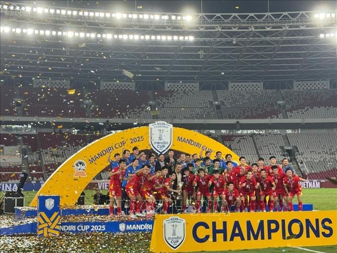 Đội tuyển U23 Việt Nam nhận cúp vô địch U23 Đông Nam Á 2025. Ảnh: Văn Phong - PV TTXVN tại Indonesia