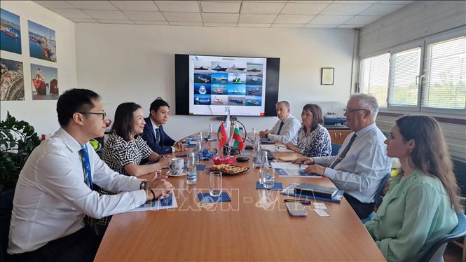 Đoàn công tác của Đại sứ quán Việt Nam tại Bulgaria do Đại sứ Nguyễn Thị Minh Nguyệt dẫn đầu làm việc tại Học viện Hải quân Vaptsarov. Ảnh: TTXVN phát