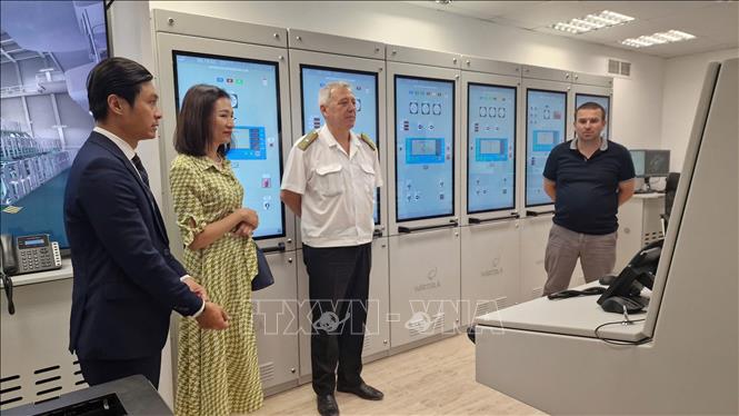 Chuẩn Đô đốc Kalin Kalinov, Giám đốc Học viện Hải quân Vaptsarov giới thiệu trung tâm điều hành tại Học viện. Ảnh: TTXVN phát