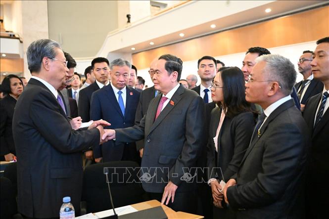 Chủ tịch Quốc hội Trần Thanh Mẫn gặp Chủ tịch Nhân đại toàn quốc Trung Quốc Triệu Lạc Tế. Ảnh: TTXVN phát