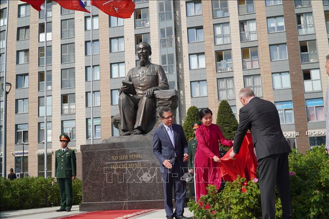 Phu nhân Ngô Phương Ly và Thống đốc St. Petersburg A.Beglov thực hiện nghi lễ khánh thành Quảng trường Hồ Chí Minh. Ảnh: Tâm Hằng - PV TTXVN tại LB Nga