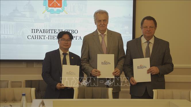Một thỏa thuận ba bên được ký bởi thành viên Chính quyền St. Petersburg, Chủ tịch Uỷ ban đối ngoại Evgeny Grigoriev (giữa), Giám đốc Nhà các dân tộc Igor Zhukov và Chủ tịch Hội người Việt tại St. Petersburg Dương Chí Kiên. Ảnh: Tâm Hằng - PV TTXVN tại LB Nga