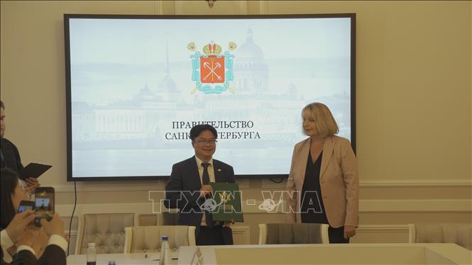 Giấy chứng nhận chính thức được trao cho Chủ tịch Hội người Việt Nam tại St.Petersburg Dương Chí Kiên. Ảnh: Tâm Hằng - PV TTXVN tại LB Nga