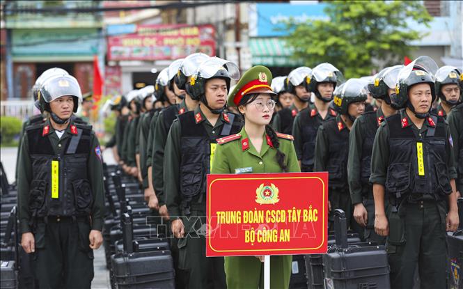 Các lực lượng tham dự Lễ ra quân cao điểm bảo đảm an ninh trật tự. Ảnh: Xuân Tư - TTXVN
