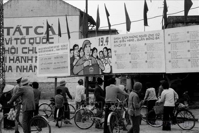 Giai đoạn 1975 - 1985, công tác tuyên giáo tập trung động viên các tầng lớp nhân dân nêu cao ý chí khắc phục khó khăn, quyết tâm vượt qua thử thách, nhanh chóng thực hiện thống nhất đất nước. Trong ảnh: Quận Đống Đa (Hà Nội) vẽ pano, áp phích, khẩu hiệu cộ động và niêm yết danh sách ứng viên đại biểu Quốc hội khóa VIII, Hội đồng nhân dân ở những nơi công cộng để nhân dân tìm hiểu, nghiên cứu. Ảnh: Trần Tuấn – TTXVN