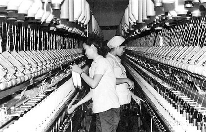 Giai đoạn 1975 - 1985, công tác tuyên giáo tập trung động viên các tầng lớp nhân dân nêu cao ý chí khắc phục khó khăn, quyết tâm vượt qua thử thách, nhanh chóng thực hiện thống nhất đất nước. Trong ảnh: Công nhân xưởng dệt Vinatexco chủ động khôi phục lại sản xuất ngay sau giải phóng (10/1975). Ảnh: TTXVN